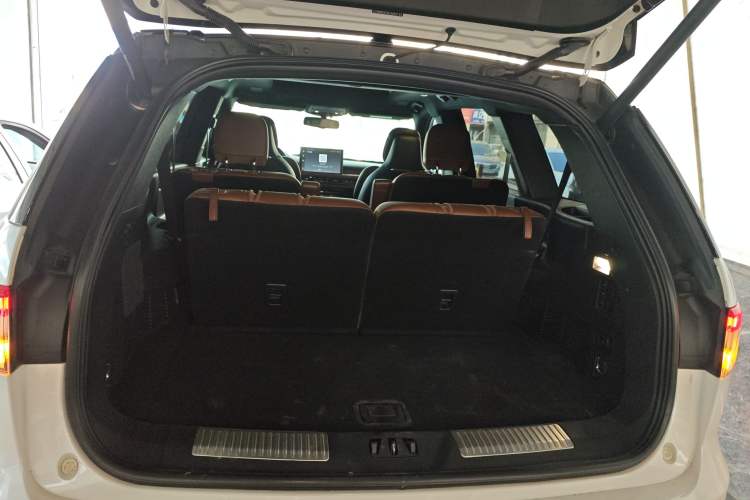 Used Lincoln Aviator 2020 3.0T V6 All-Wheel Drive Executive Version Trunk