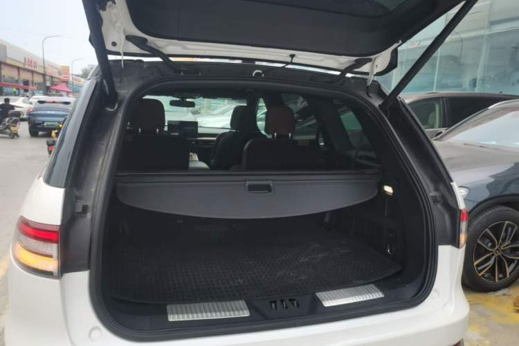 Used Lincoln Aviator 2020 3.0T V6 All-Wheel Drive Executive Version Trunk