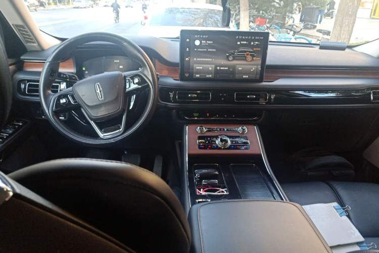 Used Lincoln Aviator 2021 3.0T V6 All-Wheel-Drive Executive Edition Center Console