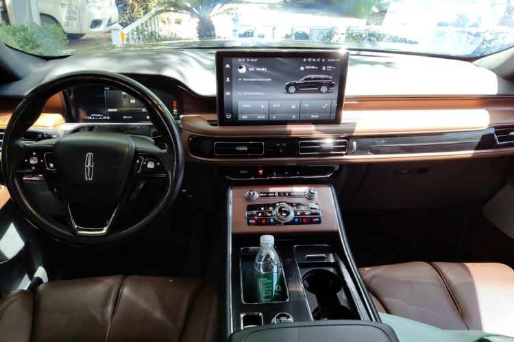 Used Lincoln Aviator 2021 3.0T V6 All-Wheel-Drive Executive Edition Center Console