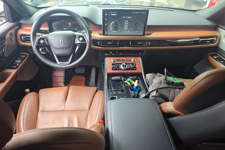 Used Lincoln Aviator 2021 3.0T V6 All-Wheel-Drive Executive Edition Center Console