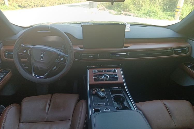 Used Lincoln Aviator 2021 3.0T V6 All-Wheel-Drive MONO Limited Edition Center Console