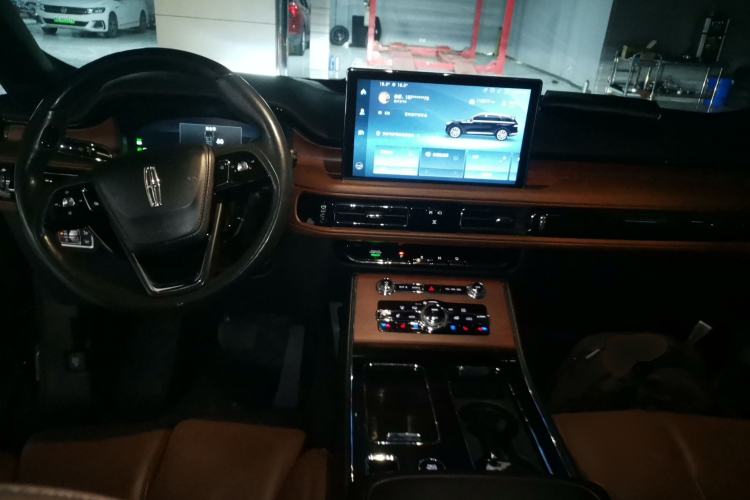 Used Lincoln Aviator 2021 3.0T V6 All-Wheel-Drive Executive Edition Center Console