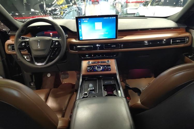 Used Lincoln Aviator 2021 3.0T V6 All-Wheel-Drive Executive Edition Center Console