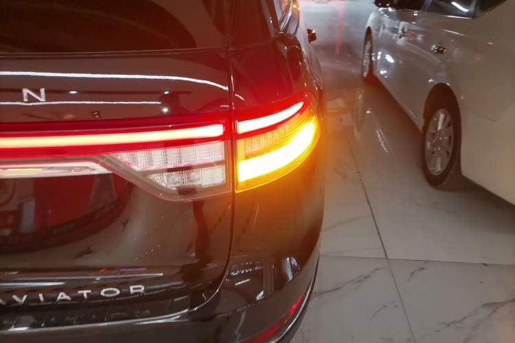 Used Lincoln Aviator 2021 3.0T V6 All-Wheel-Drive Executive Edition Exterior 3