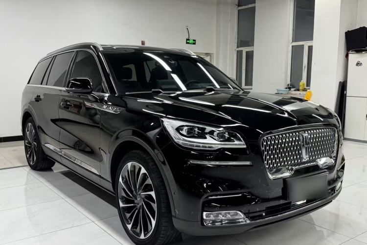Used Lincoln Aviator 2021 3.0T V6 All-Wheel-Drive Executive Edition Front Right 45 Deg