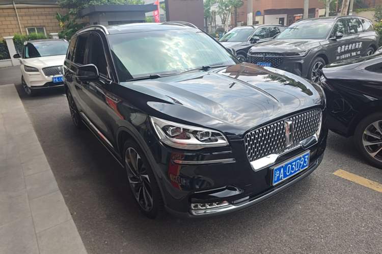 Used Lincoln Aviator 2021 3.0T V6 All-Wheel-Drive Executive Edition Front Right 45 Deg