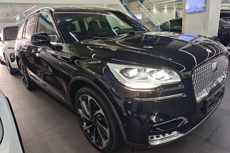 Used Lincoln Aviator 2021 3.0T V6 All-Wheel-Drive Executive Edition Front Right 45 Deg