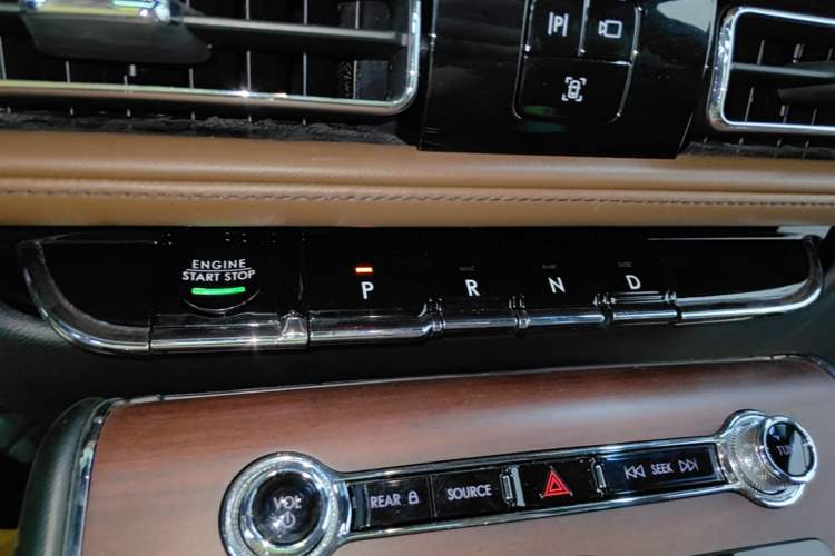 Used Lincoln Aviator 2021 3.0T V6 All-Wheel-Drive Executive Edition Gear Lever