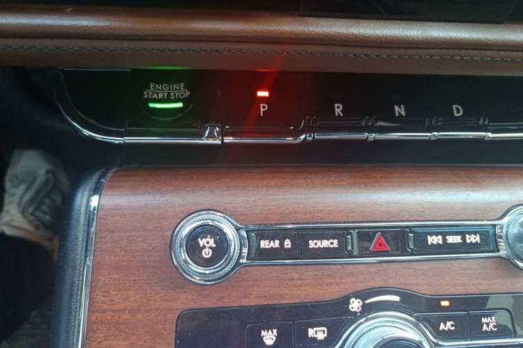 Used Lincoln Aviator 2021 3.0T V6 All-Wheel-Drive MONO Limited Edition Gear Lever