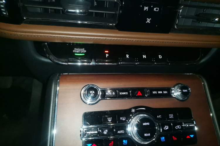 Used Lincoln Aviator 2021 3.0T V6 All-Wheel-Drive Executive Edition Gear Lever
