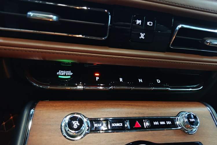 Used Lincoln Aviator 2021 3.0T V6 All-Wheel-Drive Executive Edition Gear Lever