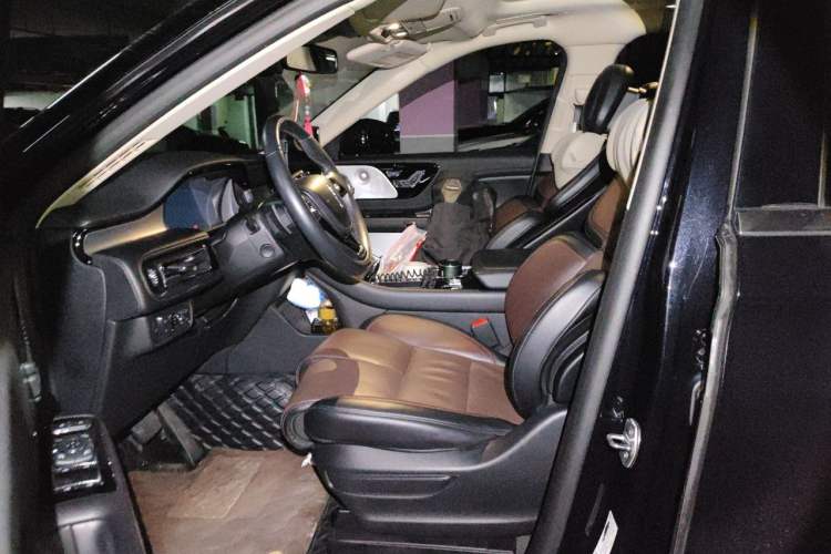 Used Lincoln Aviator 2021 3.0T V6 All-Wheel-Drive MONO Limited Edition Left Front Seat