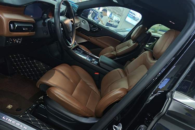 Used Lincoln Aviator 2021 3.0T V6 All-Wheel-Drive Executive Edition Left Front Seat