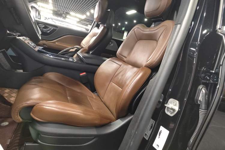 Used Lincoln Aviator 2021 3.0T V6 All-Wheel-Drive Executive Edition Left Front Seat