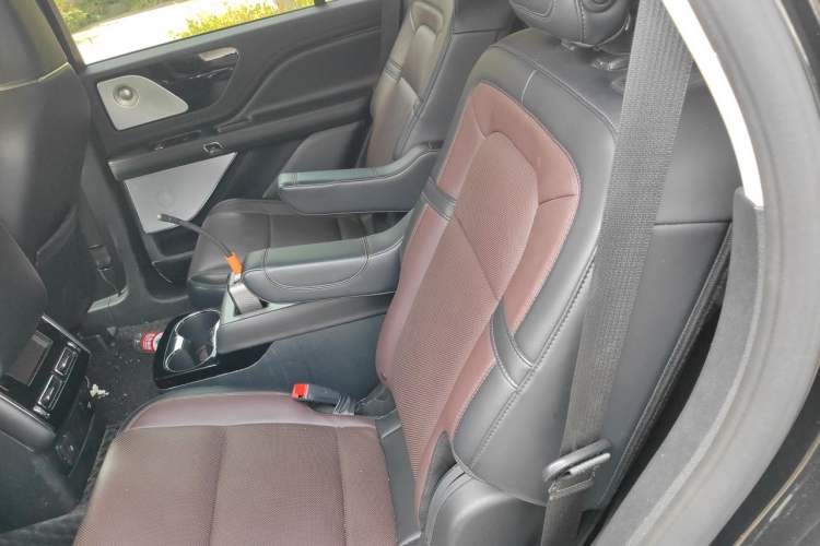 Used Lincoln Aviator 2021 3.0T V6 All-Wheel-Drive MONO Limited Edition Left Rear Seat