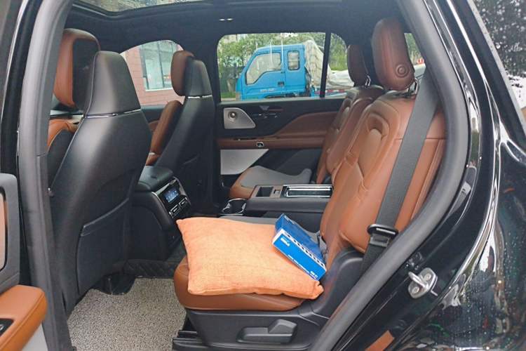 Used Lincoln Aviator 2021 3.0T V6 All-Wheel-Drive Executive Edition Left Rear Seat