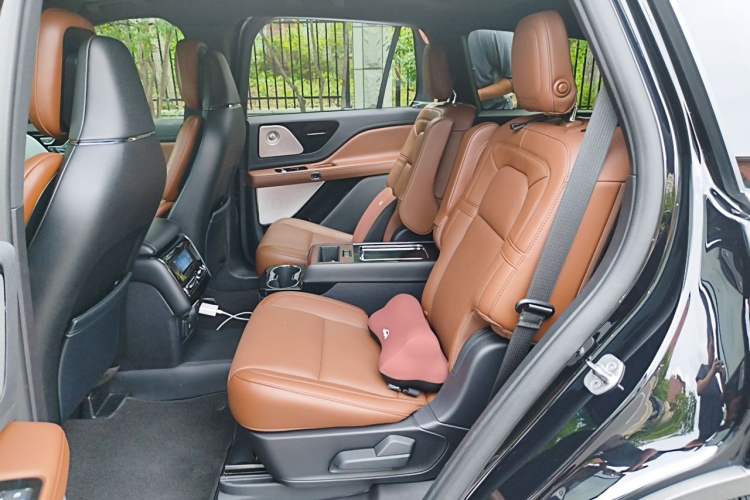 Used Lincoln Aviator 2021 3.0T V6 All-Wheel-Drive Executive Edition Left Rear Seat