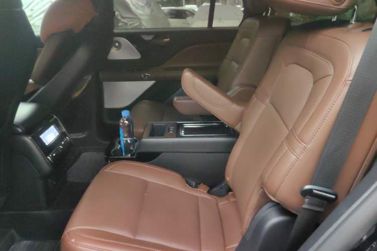 Used Lincoln Aviator 2021 3.0T V6 All-Wheel-Drive Executive Edition Left Rear Seat