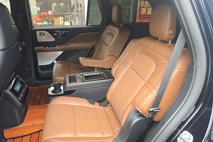 Used Lincoln Aviator 2021 3.0T V6 All-Wheel-Drive Executive Edition Left Rear Seat