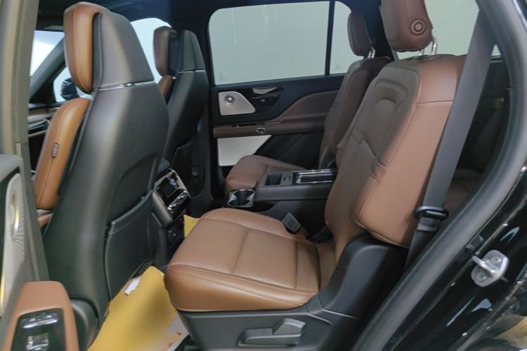 Used Lincoln Aviator 2021 3.0T V6 All-Wheel-Drive Executive Edition Left Rear Seat