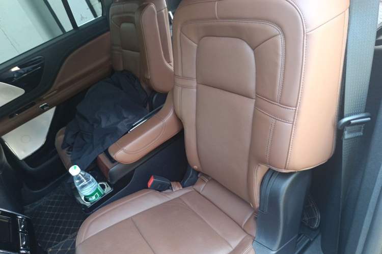 Used Lincoln Aviator 2021 3.0T V6 All-Wheel-Drive MONO Limited Edition Left Rear Seat