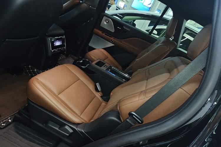 Used Lincoln Aviator 2021 3.0T V6 All-Wheel-Drive Executive Edition Left Rear Seat