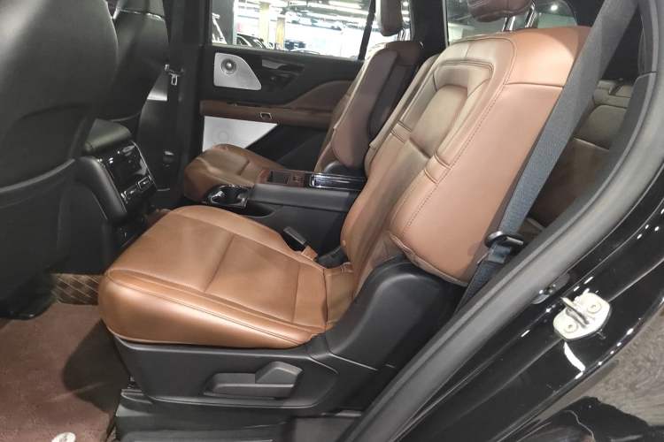 Used Lincoln Aviator 2021 3.0T V6 All-Wheel-Drive Executive Edition Left Rear Seat