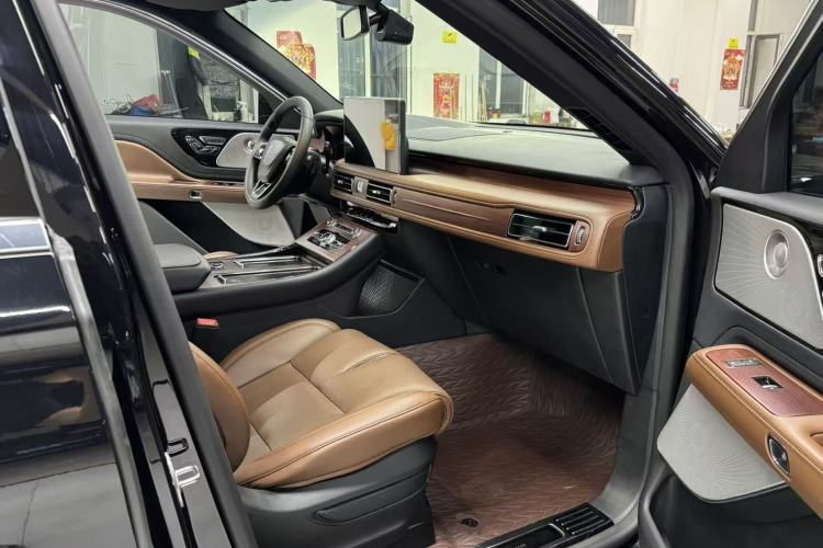 Used Lincoln Aviator 2021 3.0T V6 All-Wheel-Drive Executive Edition Right Front Seat