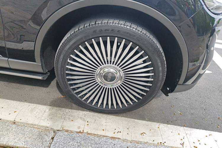 Used Lincoln Aviator 2021 3.0T V6 All-Wheel-Drive Executive Edition Right Front Wheel Hub