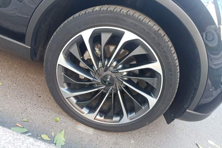 Used Lincoln Aviator 2021 3.0T V6 All-Wheel-Drive Executive Edition Right Front Wheel Hub