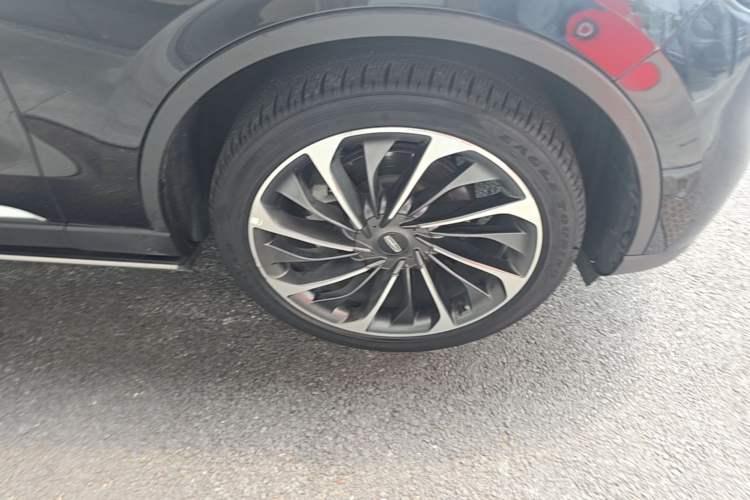 Used Lincoln Aviator 2021 3.0T V6 All-Wheel-Drive Executive Edition Right Front Wheel Hub