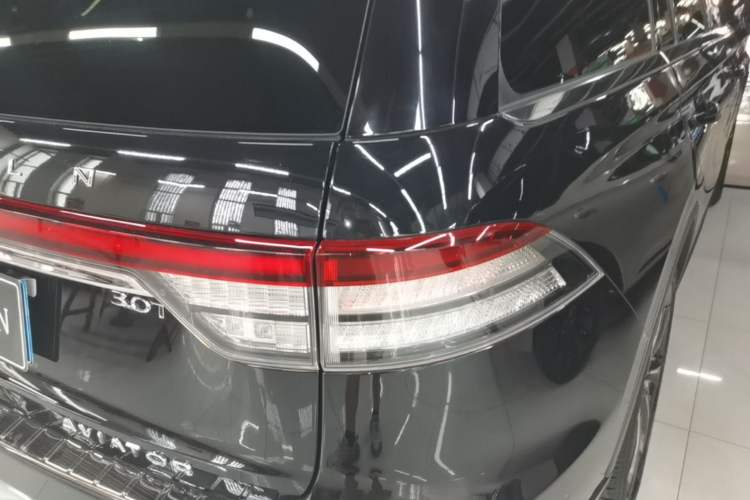 Used Lincoln Aviator 2021 3.0T V6 All-Wheel-Drive Executive Edition Right Rear Taillight