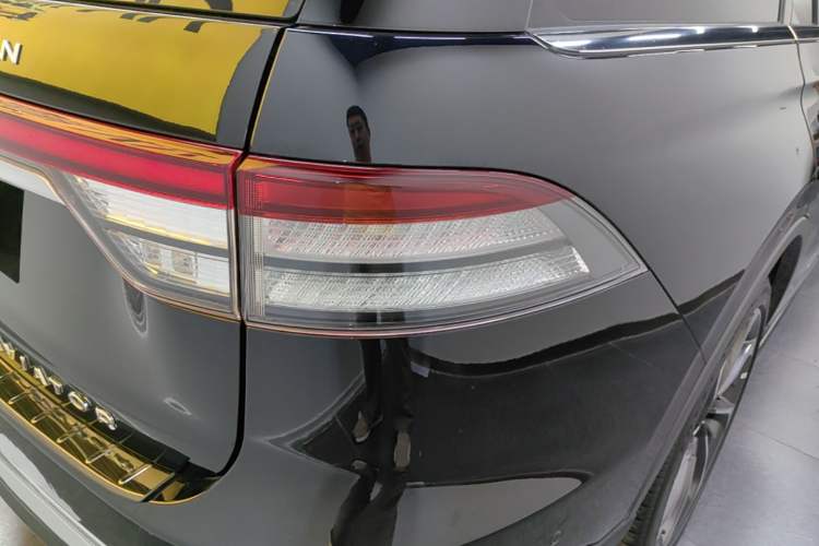 Used Lincoln Aviator 2021 3.0T V6 All-Wheel-Drive Executive Edition Right Rear Taillight