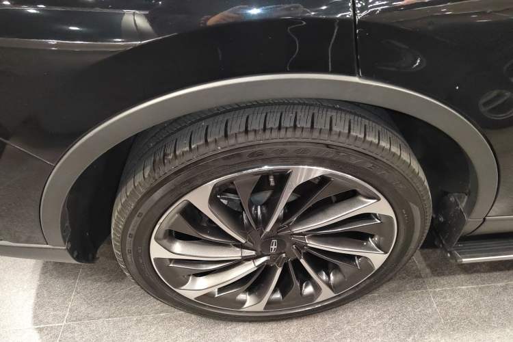 Used Lincoln Aviator 2021 3.0T V6 All-Wheel-Drive Executive Edition Right Rear Wheel Hub