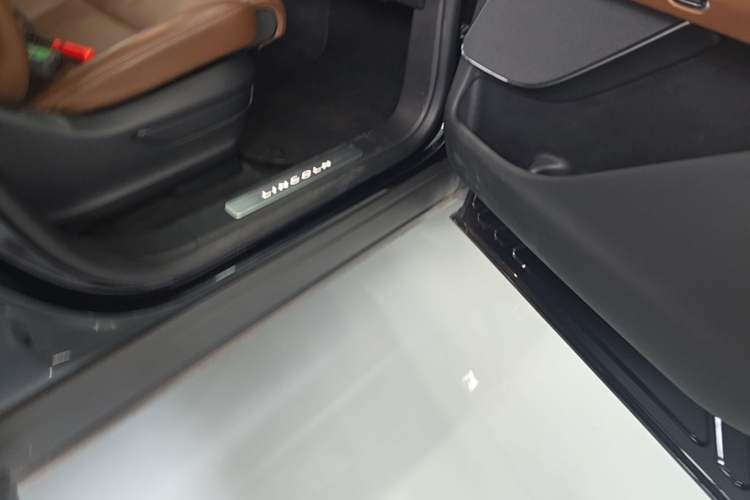 Used Lincoln Aviator 2021 3.0T V6 Four-Wheel Drive Zunya Edition Right Side Sill