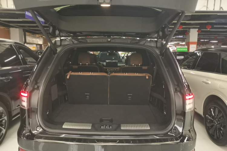 Used Lincoln Aviator 2021 3.0T V6 All-Wheel-Drive Executive Edition Trunk