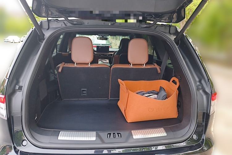 Used Lincoln Aviator 2021 3.0T V6 All-Wheel-Drive Executive Edition Trunk