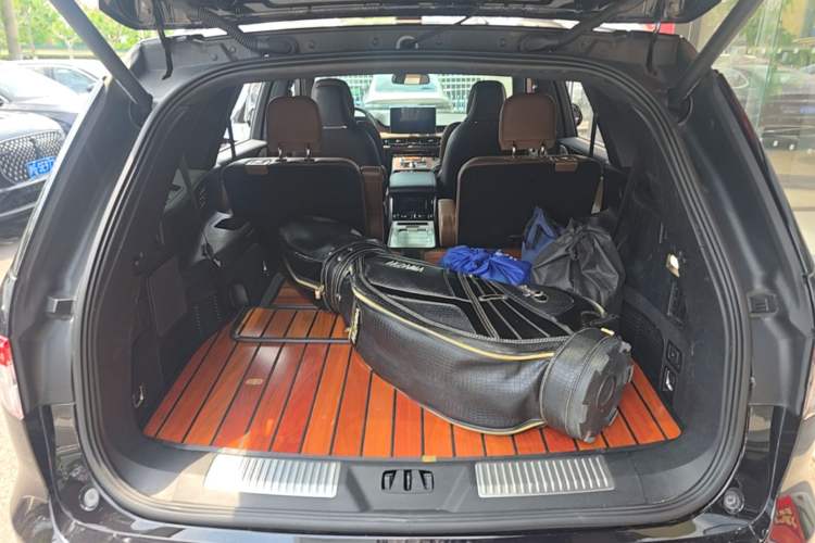 Used Lincoln Aviator 2021 3.0T V6 All-Wheel-Drive Executive Edition Trunk