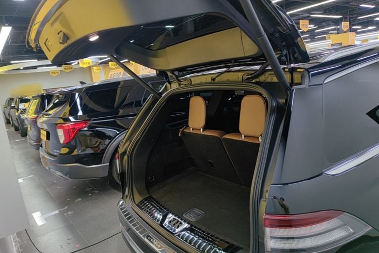 Used Lincoln Aviator 2021 3.0T V6 All-Wheel-Drive Executive Edition Trunk