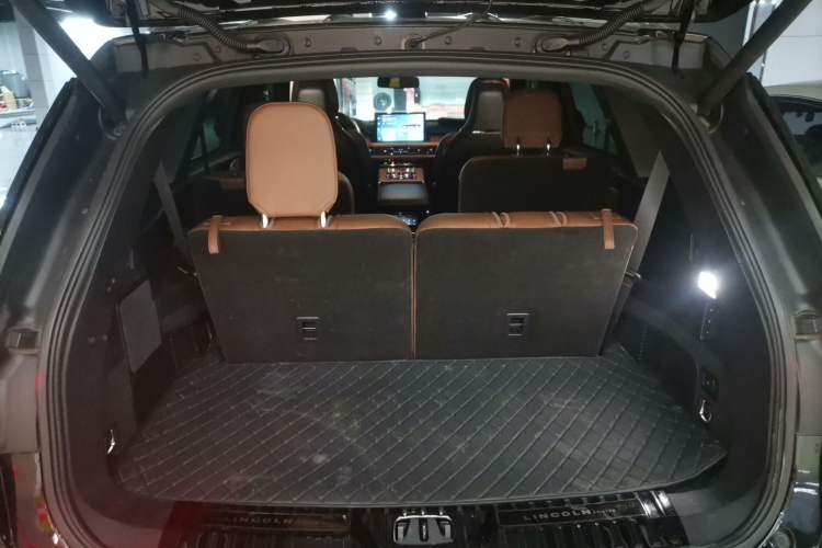 Used Lincoln Aviator 2021 3.0T V6 All-Wheel-Drive Executive Edition Trunk