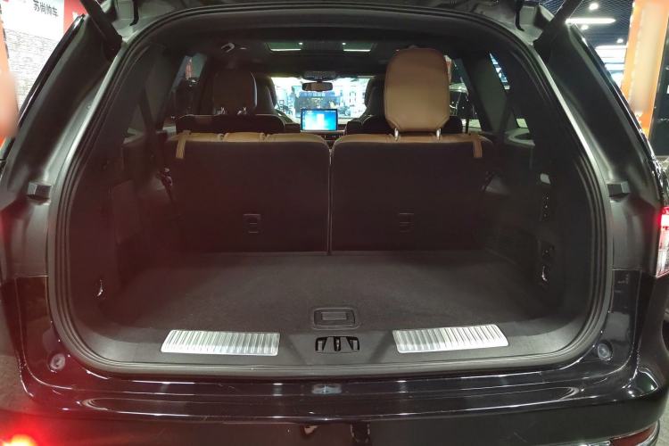 Used Lincoln Aviator 2021 3.0T V6 All-Wheel-Drive Executive Edition Trunk