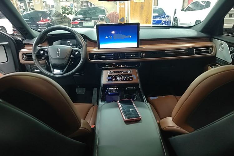 Used Lincoln Aviator 2021 3.0T V6 All-Wheel-Drive Executive Edition Center Console