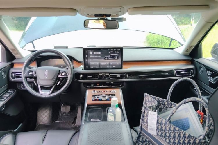 Used Lincoln Aviator 2021 3.0T V6 Four-Wheel Drive Zunya Edition Center Console