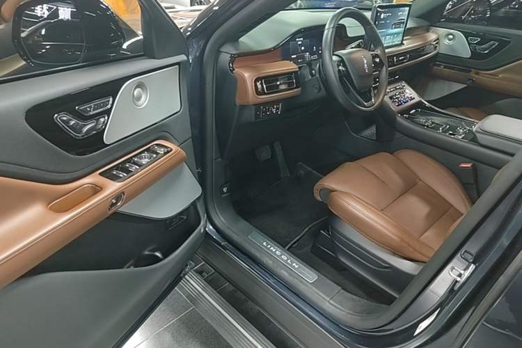 Used Lincoln Aviator 2021 3.0T V6 All-Wheel-Drive Executive Edition Driver Seat