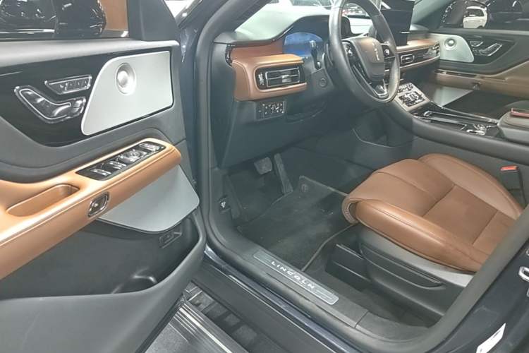 Used Lincoln Aviator 2021 3.0T V6 All-Wheel-Drive Executive Edition Driver Seat