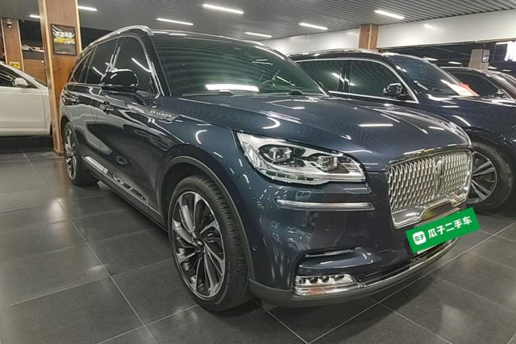 Used Lincoln Aviator 2021 3.0T V6 All-Wheel-Drive Executive Edition Front Right 45 Deg