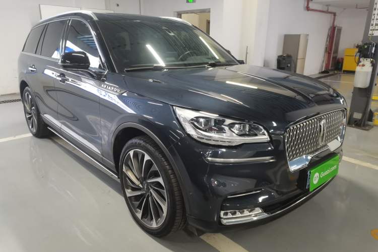 Used Lincoln Aviator 2021 3.0T V6 All-Wheel-Drive Executive Edition Front Right 45 Deg