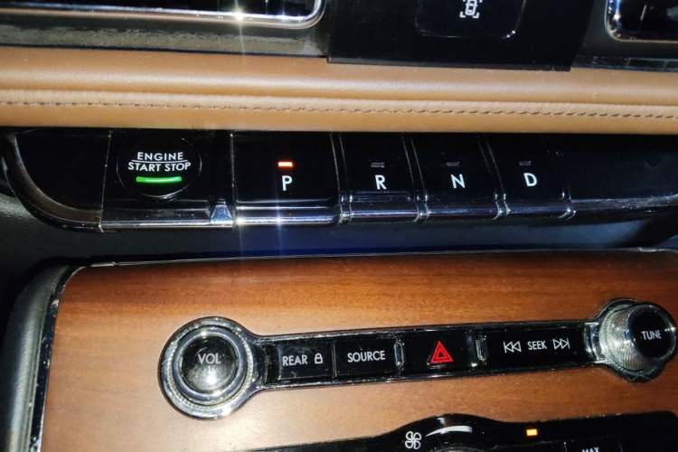 Used Lincoln Aviator 2021 3.0T V6 All-Wheel-Drive Executive Edition Gear Lever