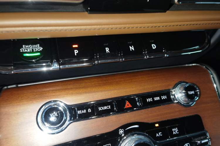 Used Lincoln Aviator 2021 3.0T V6 All-Wheel-Drive Executive Edition Gear Lever